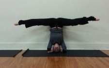 Straddle headstand